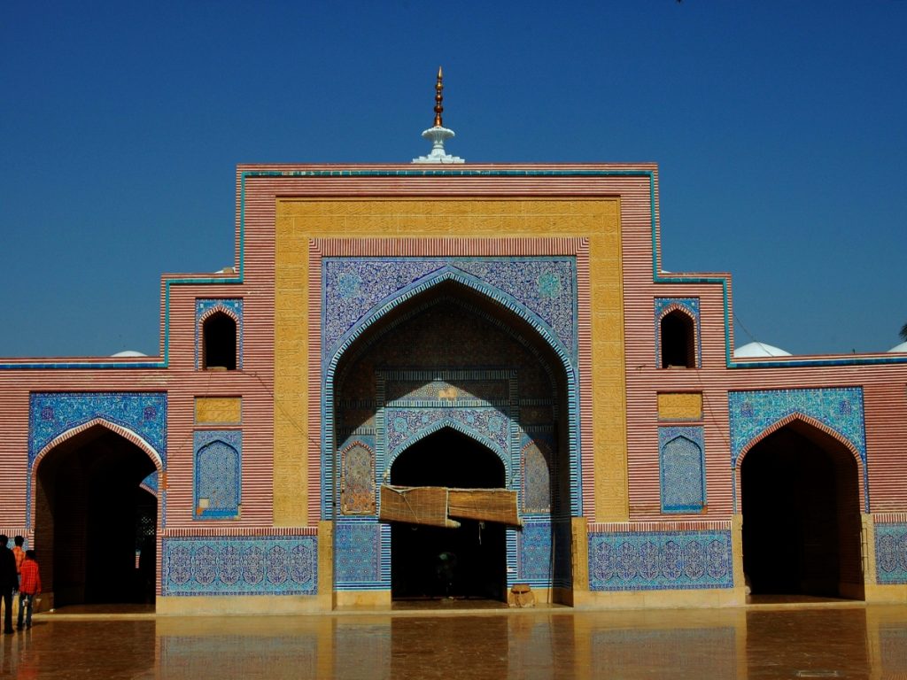 Shah_Jahan_Mosque_fecade_,_Thatta_by_Usna_Ghanu